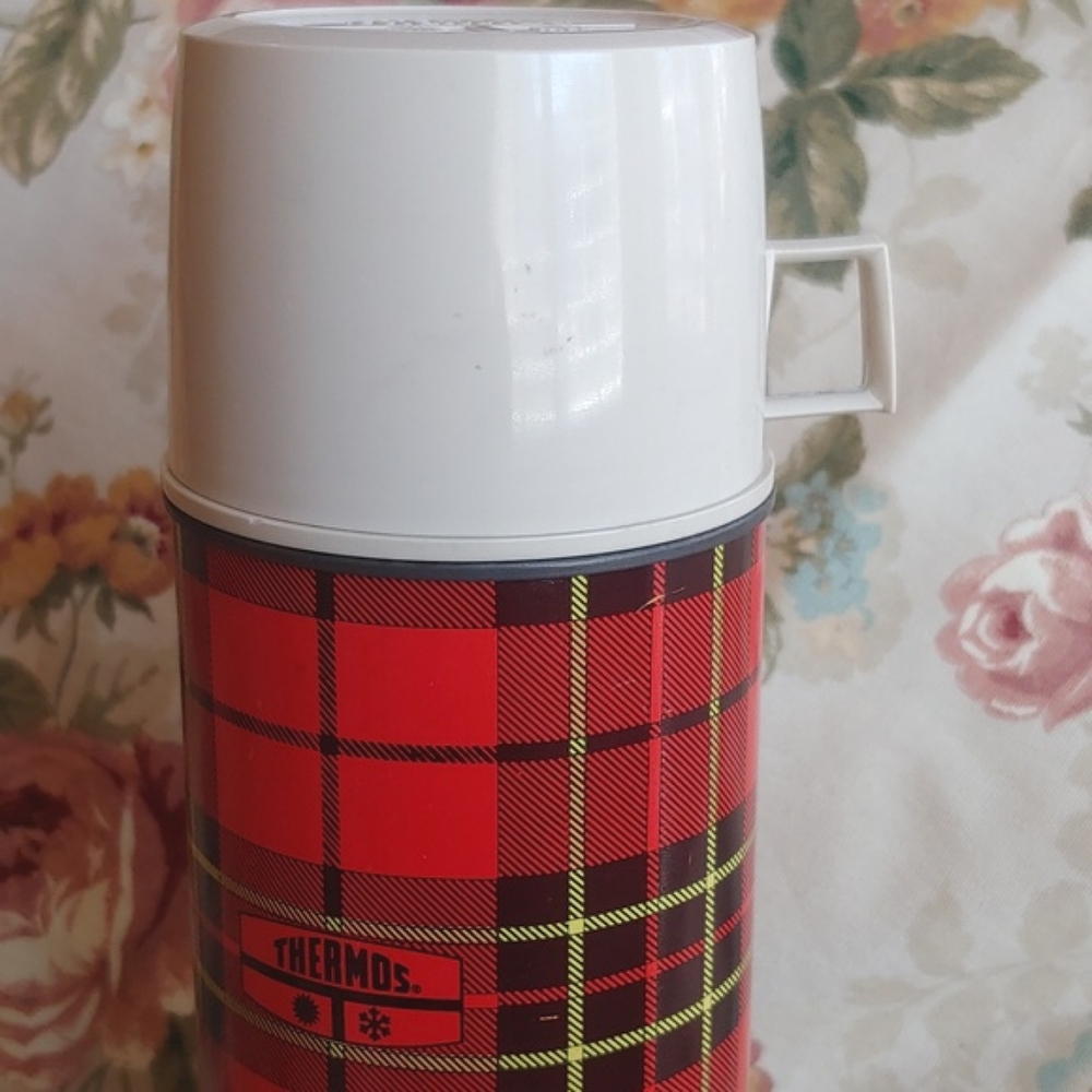 Vintage 1973 Thermos in Classic Red Tartan Plaid Coffe Container 1.5 pint - Picture 6 of 15